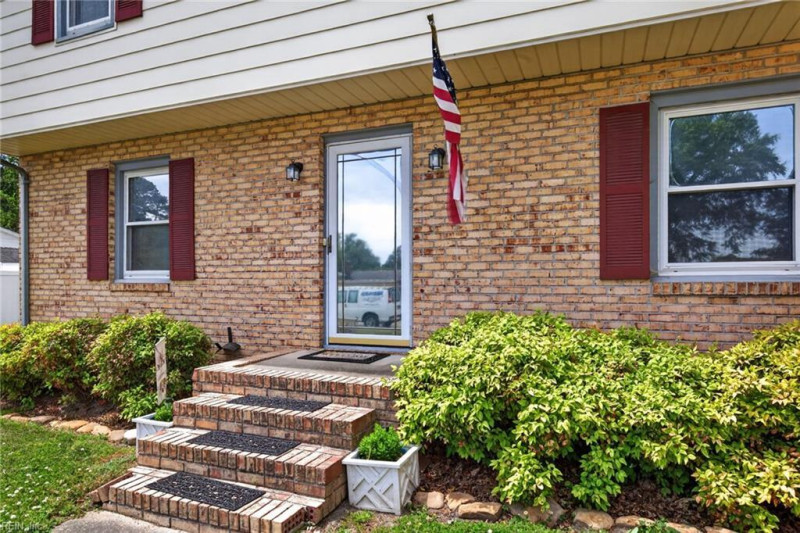 Photo 4 of 38 residential for sale in Chesapeake virginia