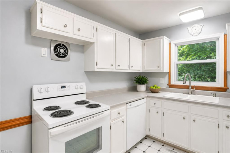 Photo 11 of 26 residential for sale in Virginia Beach virginia