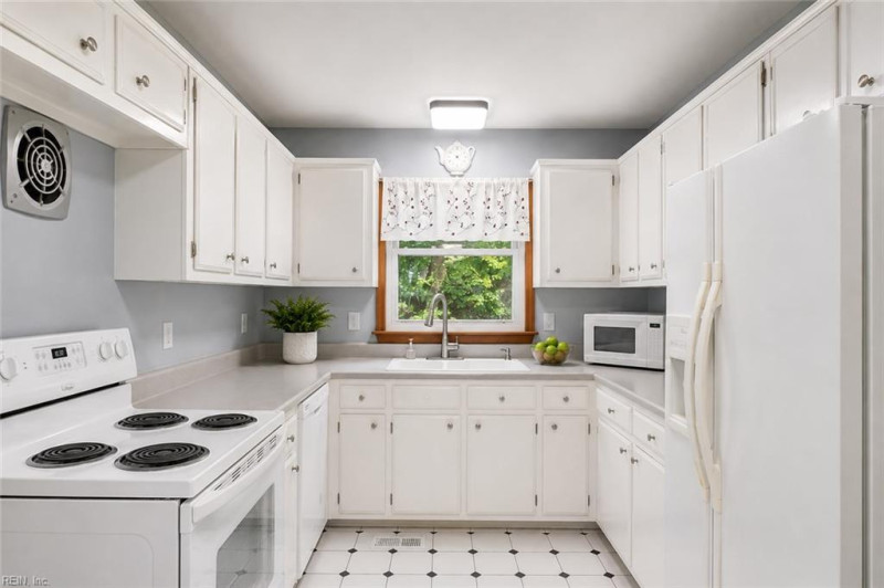 Photo 13 of 26 residential for sale in Virginia Beach virginia