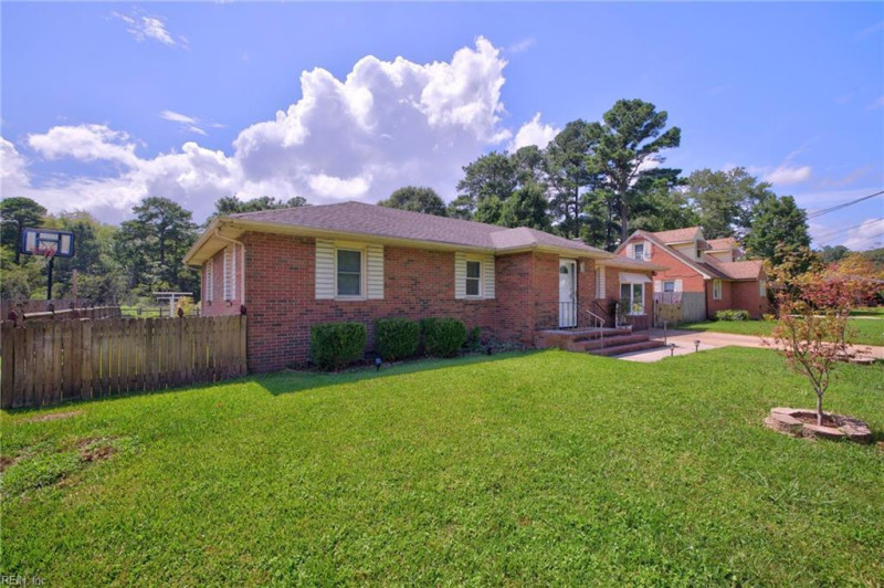 Photo 3 of 34 residential for sale in Chesapeake virginia