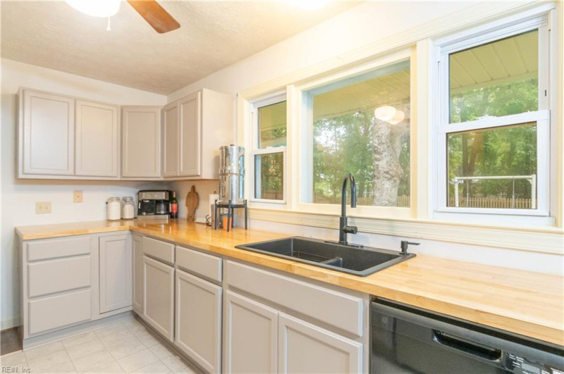 Photo 7 of 27 residential for sale in York County virginia