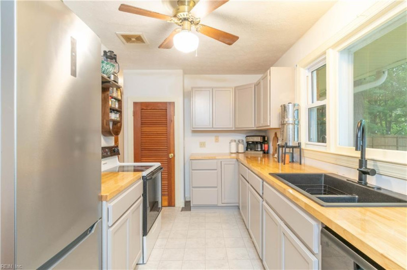 Photo 8 of 27 residential for sale in York County virginia