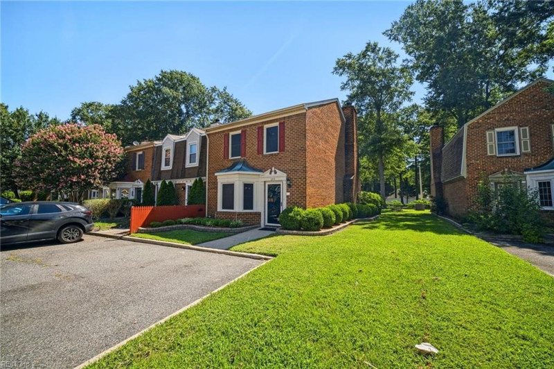 Photo 2 of 19 residential for sale in Chesapeake virginia