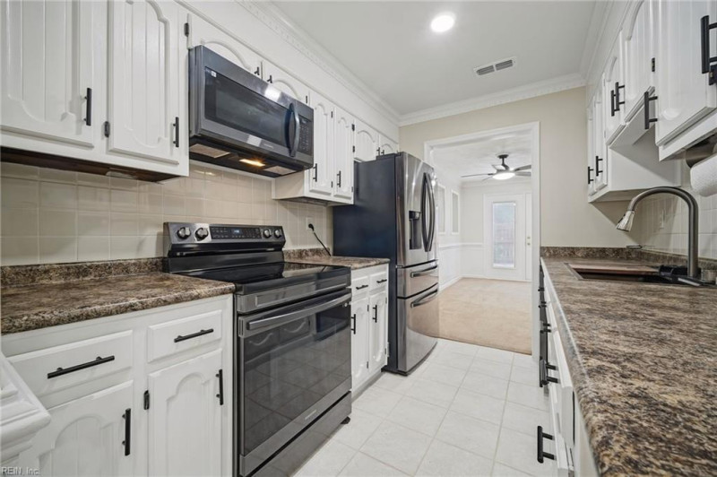 Photo 3 of 19 residential for sale in Chesapeake virginia