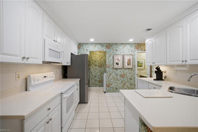 Photo 10 of 44 residential for sale in Chesapeake virginia