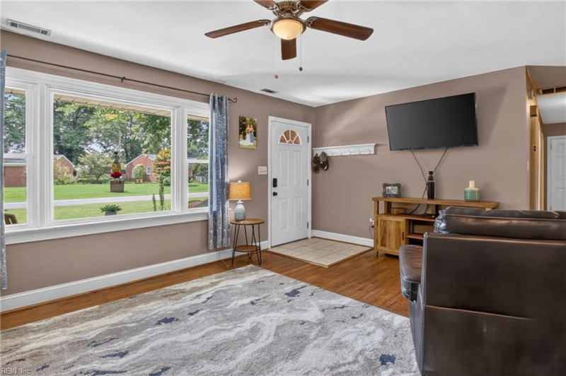 Photo 10 of 38 residential for sale in Chesapeake virginia