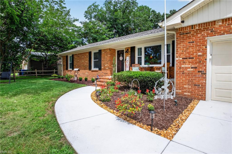 Photo 4 of 38 residential for sale in Chesapeake virginia