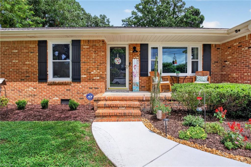 Photo 5 of 38 residential for sale in Chesapeake virginia