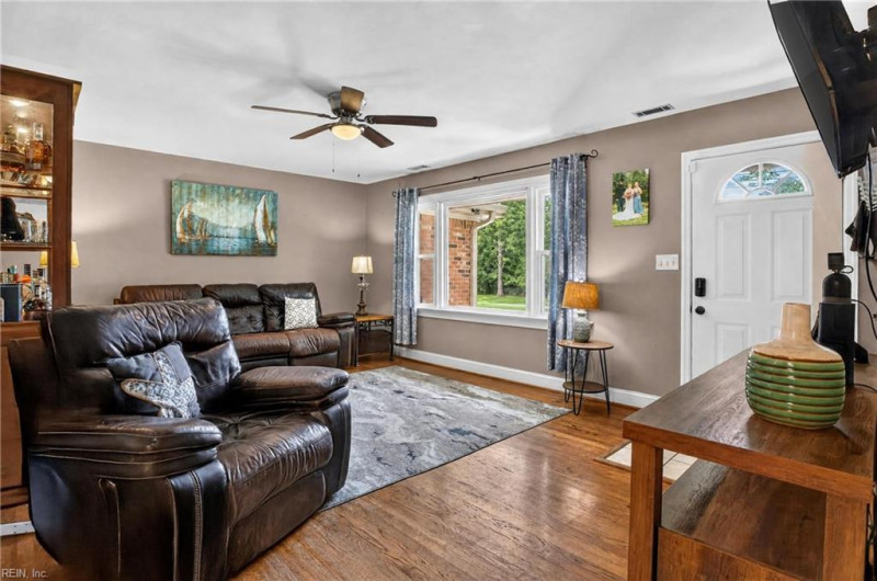 Photo 7 of 38 residential for sale in Chesapeake virginia