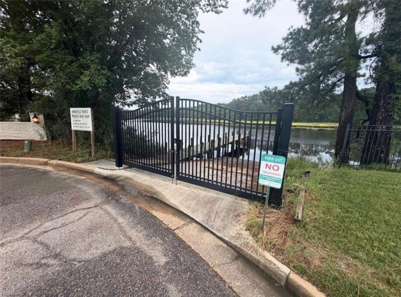 Photo 6 of 8 residential for sale in Chesapeake virginia