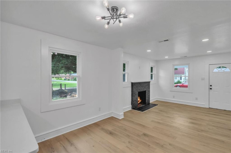 Photo 13 of 32 residential for sale in Hampton virginia