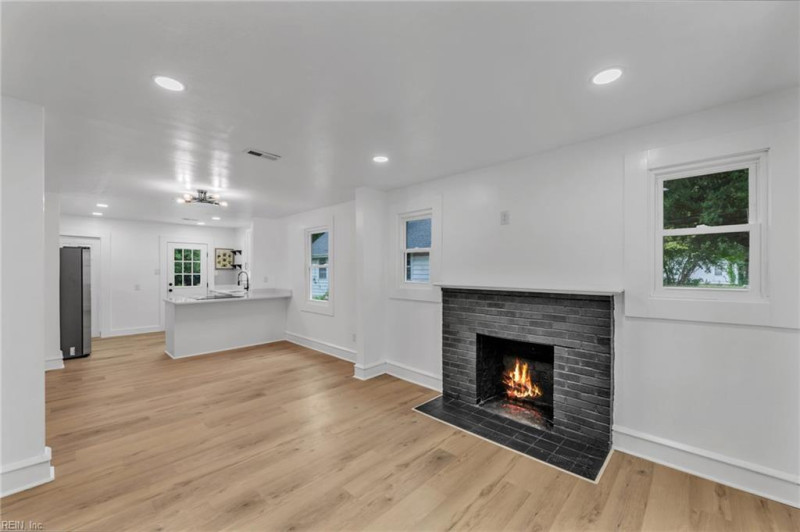 Photo 7 of 32 residential for sale in Hampton virginia