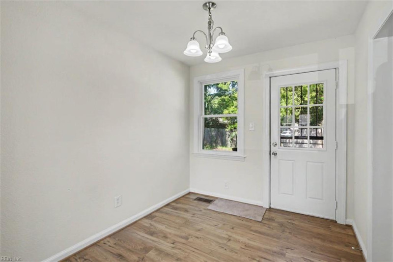 Photo 11 of 36 residential for sale in Hampton virginia