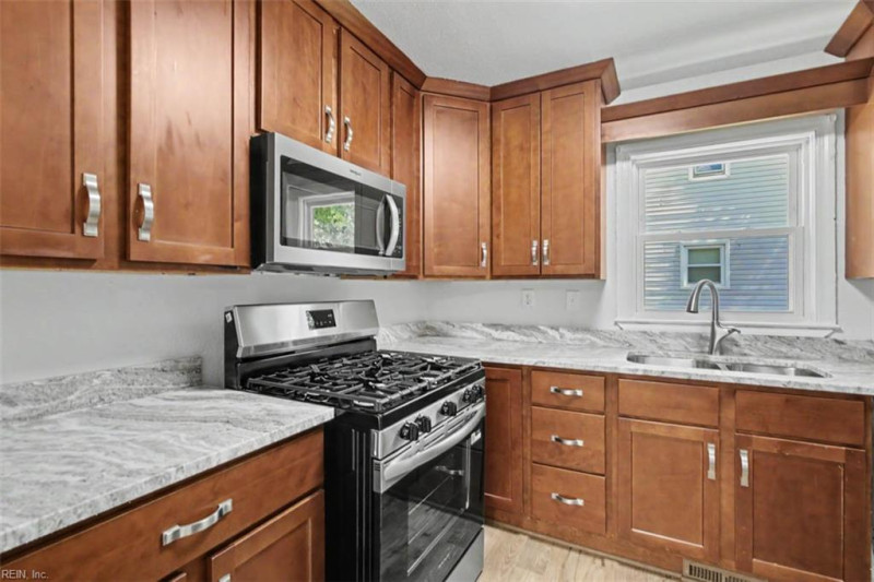 Photo 15 of 36 residential for sale in Hampton virginia