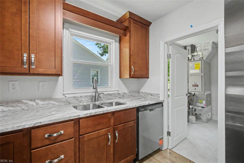 Photo 17 of 36 residential for sale in Hampton virginia