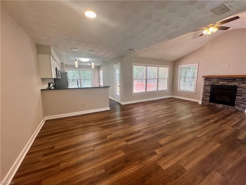 Photo 4 of 18 residential for sale in York County virginia