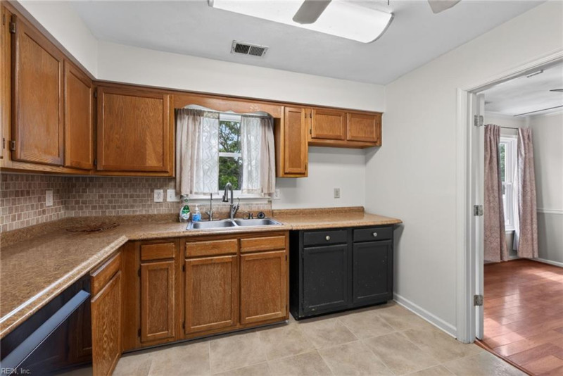 Photo 16 of 50 residential for sale in Chesapeake virginia