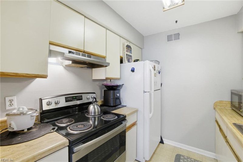 Photo 5 of 17 residential for sale in Virginia Beach virginia