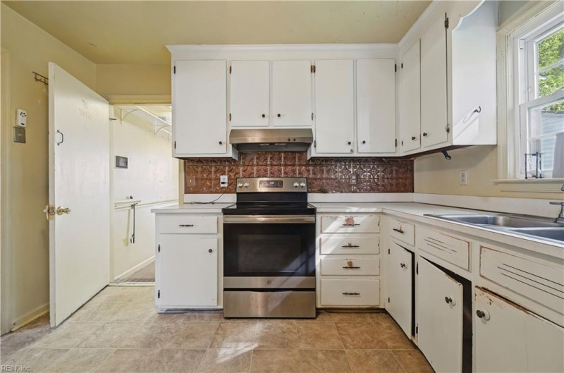 Photo 11 of 23 residential for sale in Hampton virginia