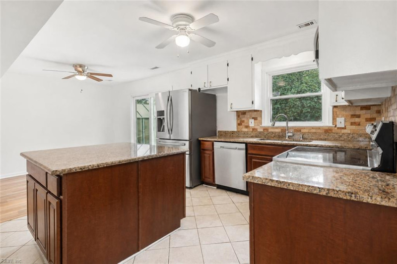 Photo 4 of 19 residential for sale in Hampton virginia
