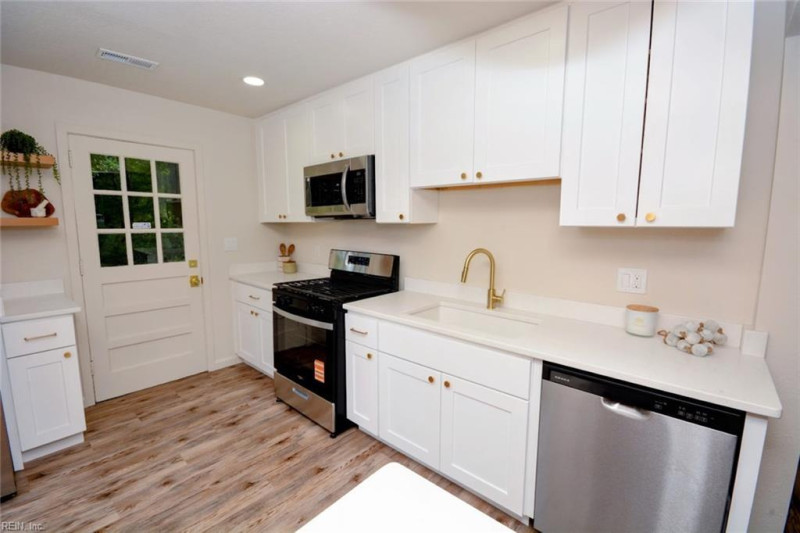 Photo 11 of 32 residential for sale in Chesapeake virginia
