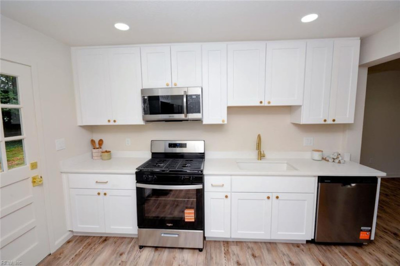 Photo 13 of 32 residential for sale in Chesapeake virginia