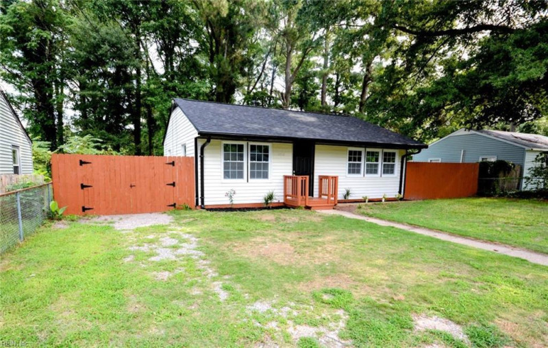 Photo 3 of 32 residential for sale in Chesapeake virginia