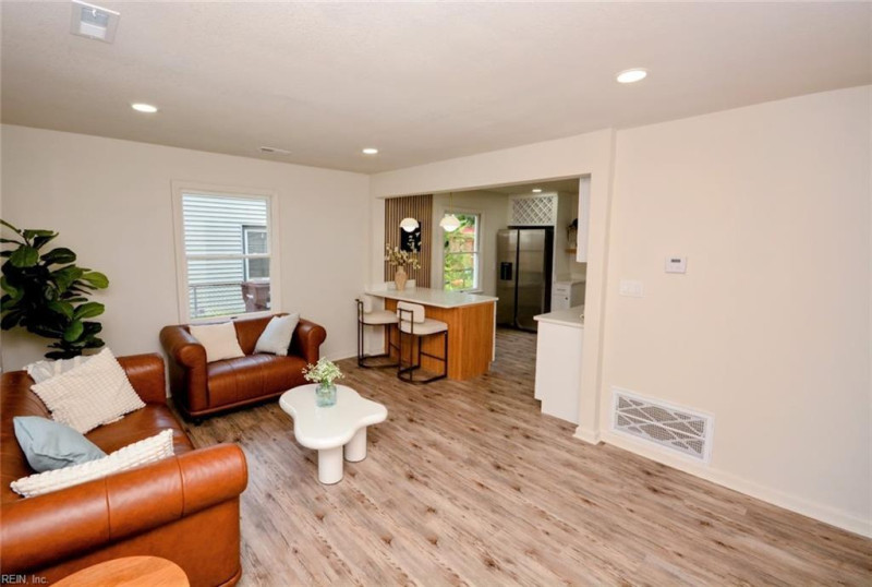 Photo 5 of 32 residential for sale in Chesapeake virginia