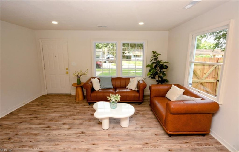Photo 6 of 32 residential for sale in Chesapeake virginia