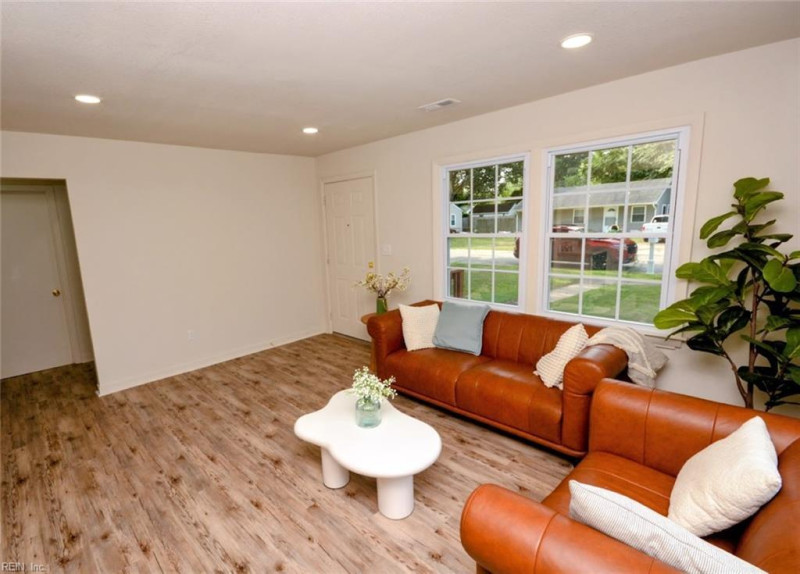 Photo 7 of 32 residential for sale in Chesapeake virginia