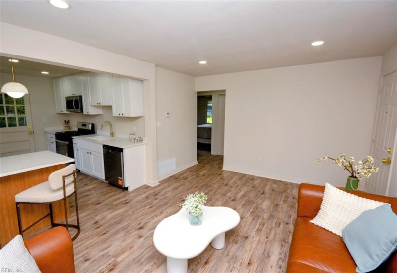 Photo 8 of 32 residential for sale in Chesapeake virginia