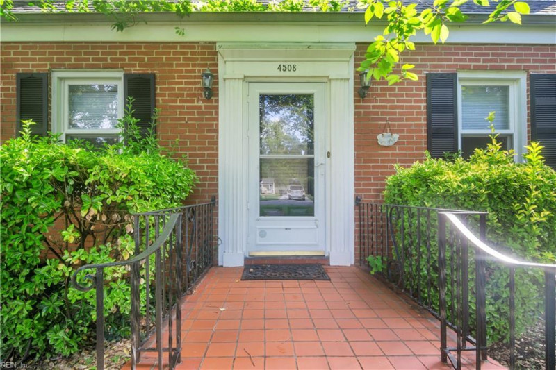Photo 3 of 34 residential for sale in Portsmouth virginia