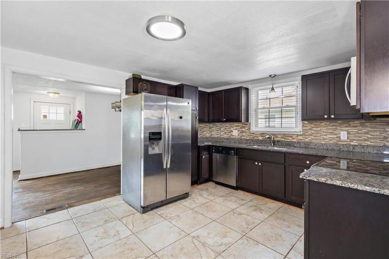 Photo 11 of 32 residential for sale in Portsmouth virginia