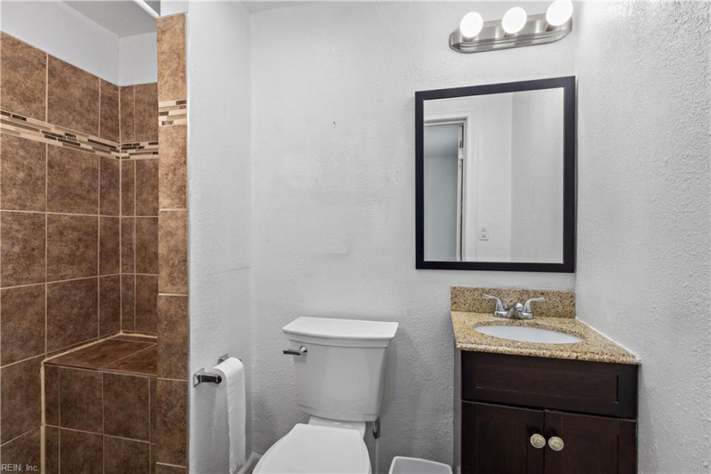 Photo 12 of 32 residential for sale in Portsmouth virginia
