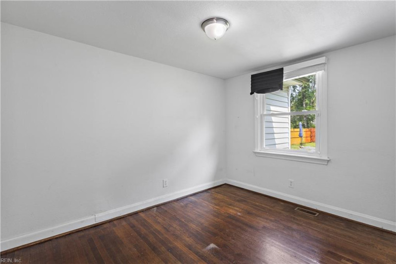 Photo 18 of 32 residential for sale in Portsmouth virginia