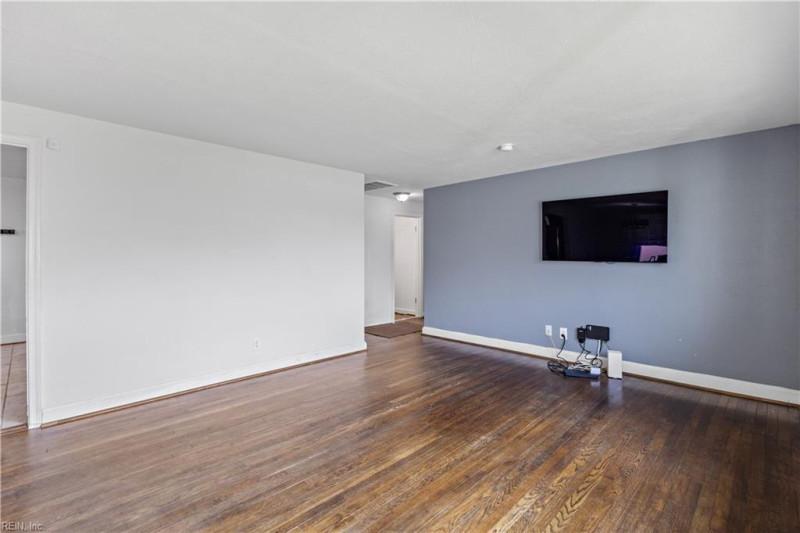 Photo 5 of 32 residential for sale in Portsmouth virginia