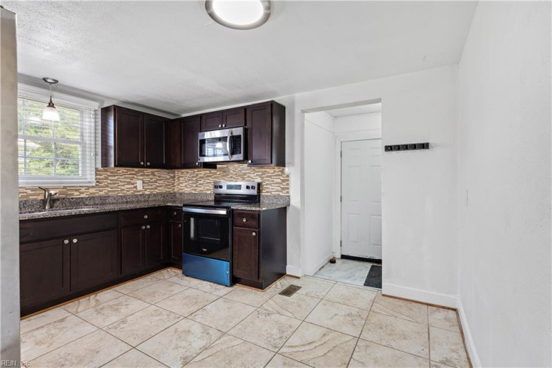 Photo 9 of 32 residential for sale in Portsmouth virginia