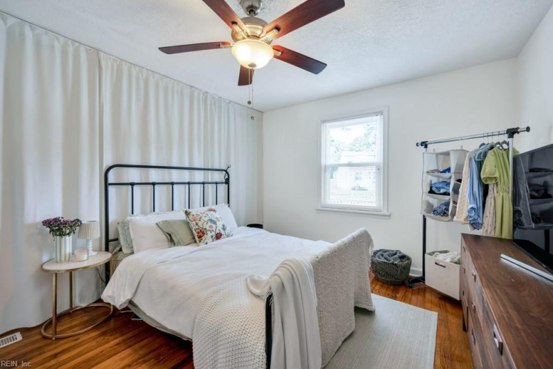 Photo 19 of 31 residential for sale in Portsmouth virginia
