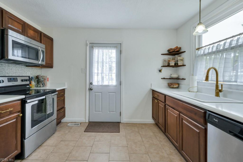 Photo 5 of 31 residential for sale in Portsmouth virginia