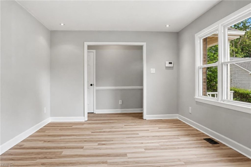 Photo 3 of 31 residential for sale in Chesapeake virginia
