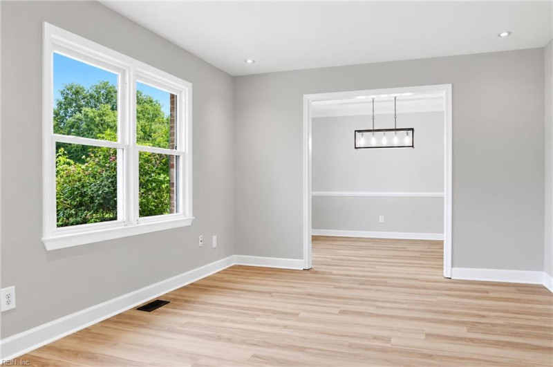 Photo 4 of 31 residential for sale in Chesapeake virginia