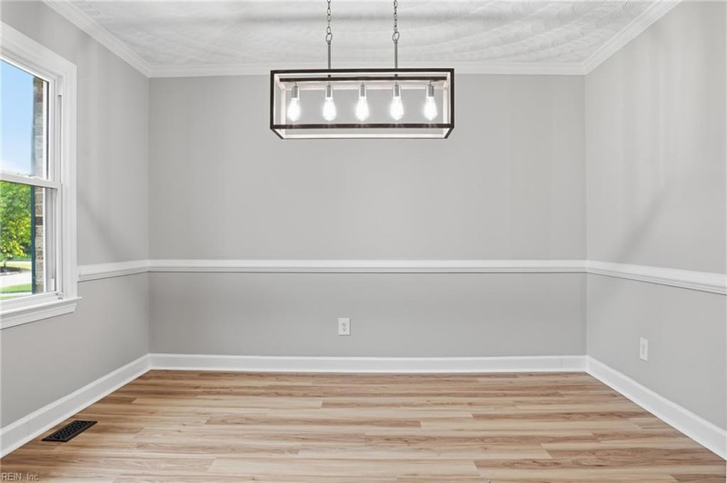 Photo 5 of 31 residential for sale in Chesapeake virginia