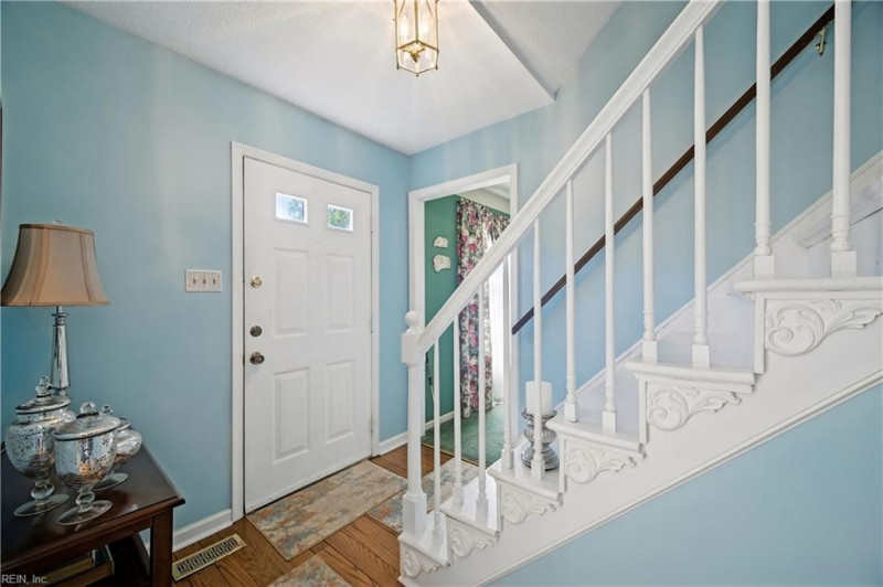 Photo 4 of 31 residential for sale in Hampton virginia