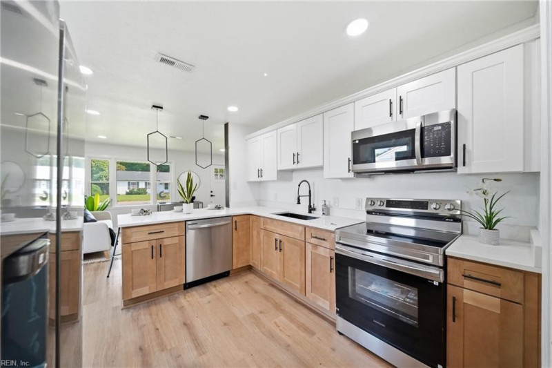 Photo 3 of 19 residential for sale in Hampton virginia