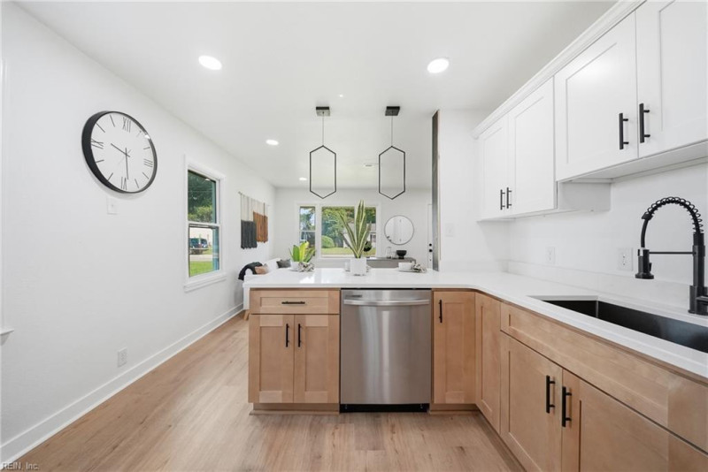 Photo 4 of 19 residential for sale in Hampton virginia
