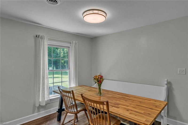 Photo 11 of 50 residential for sale in York County virginia