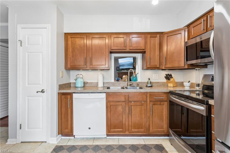Photo 13 of 45 residential for sale in York County virginia