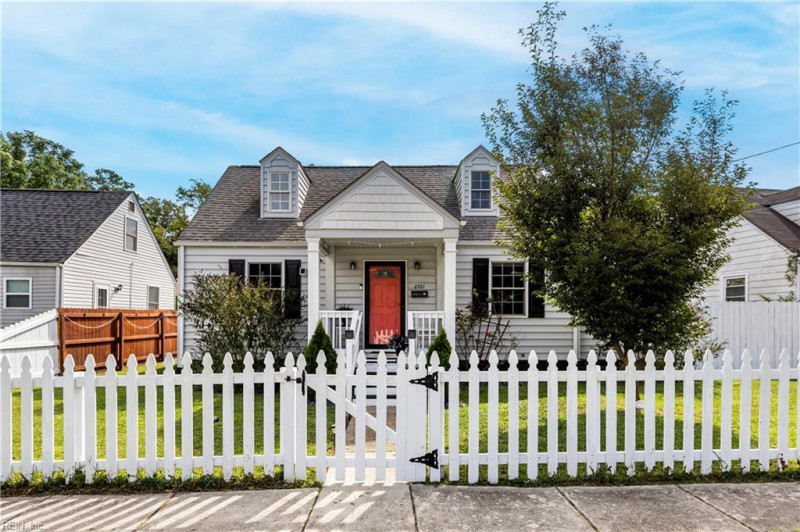 Photo 2 of 33 residential for sale in Portsmouth virginia
