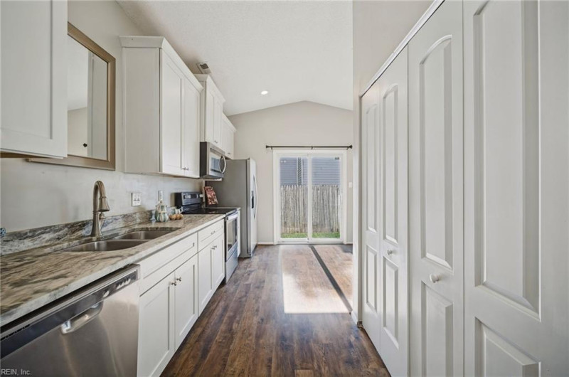 Photo 11 of 32 residential for sale in Virginia Beach virginia