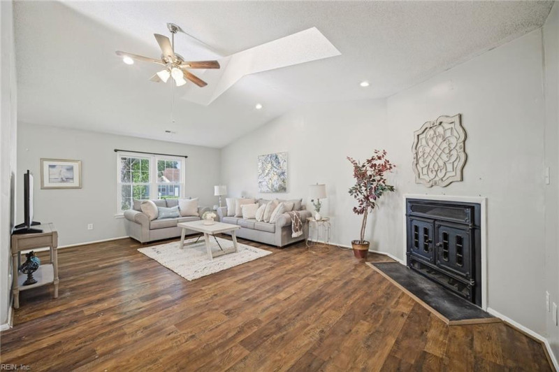 Photo 7 of 32 residential for sale in Virginia Beach virginia